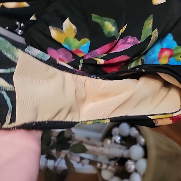Sun Streak Newport News Black w/Floral Print Swimsuit 18W lined mid section - Picture 6 of 11